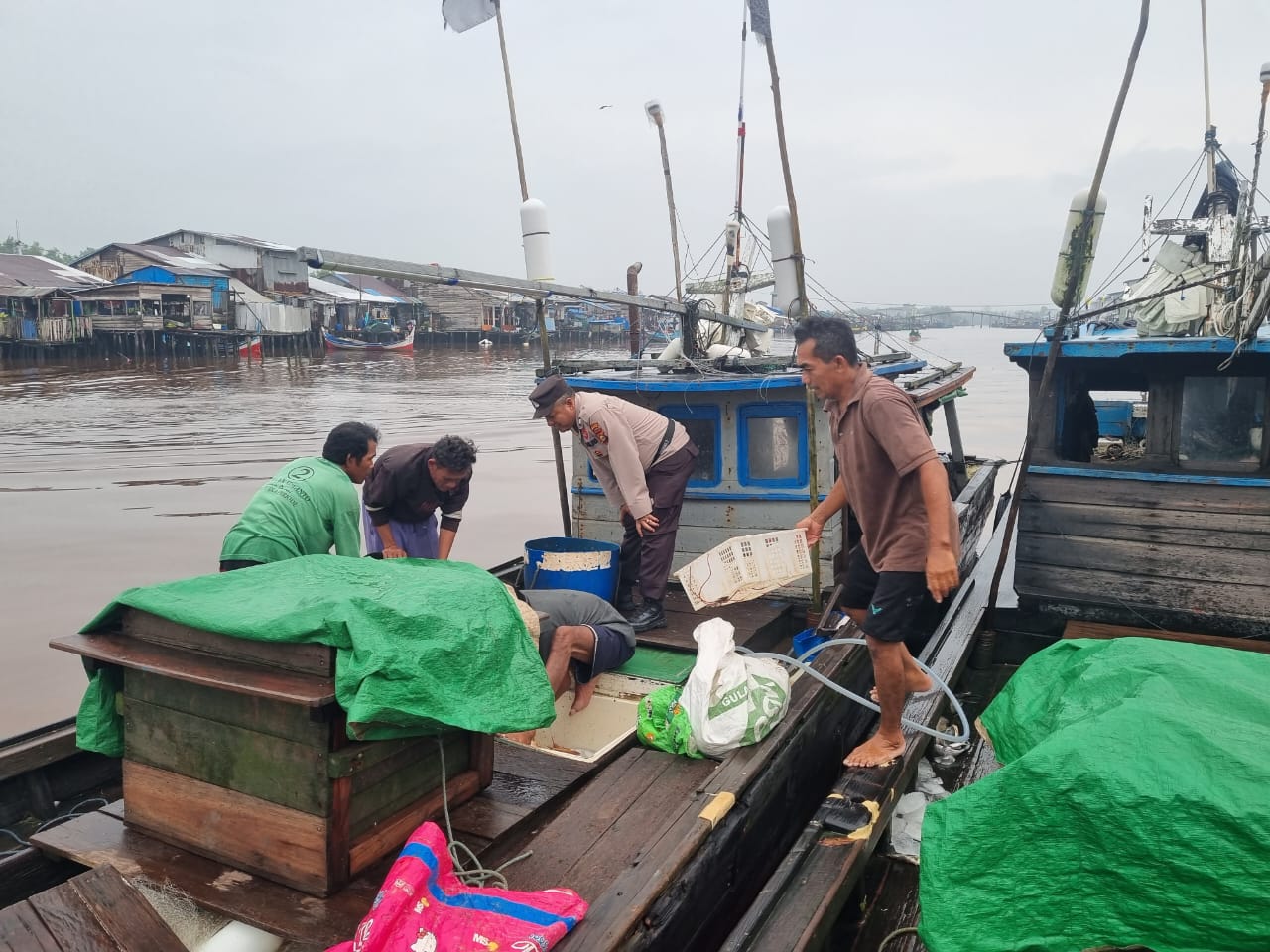 Dalam Rangka Cooling System Menuju Pemilu Damai,Kanit Binmas Polsek Concong Sambangi Nelayan
